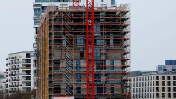 ΥΠΕΝ: Παράταση προθεσμιών για οικοδομικές άδειες με «μπόνους» δόμησης και ρυθμίσεις για τη διάσωσή τους
