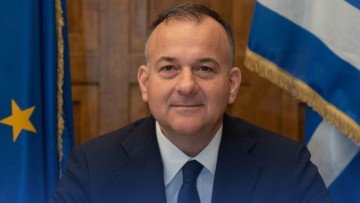 Γιάννης Παππάς: «Το φως του ’40 δεν σβήνει — αλλάζει χέρια και ζει μέσα μας»