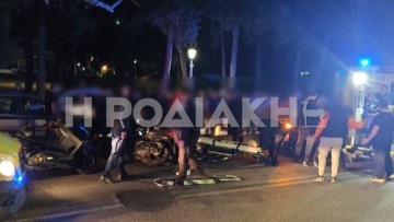 ΡΟΔΟΣ: Σφοδρή σύγκρουση δικύκλων μπροστά στο Πανεπιστήμιο Αιγαίου