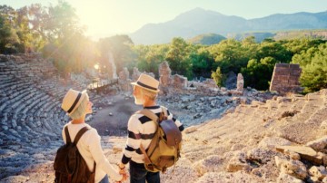Η γενιά των 50+ καθορίζει νέες ισορροπίες στα ταξίδια – Κρήτη και Ρόδος αγαπημένοι τους προορισμοί