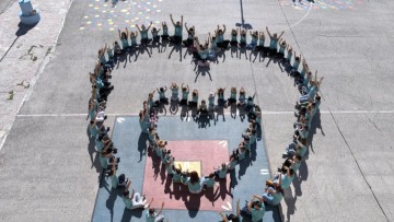 Ο Εμπωνας έγινε μια μεγάλη αγκαλιά για τη δράση «Ρόδος για τη Ζωή»