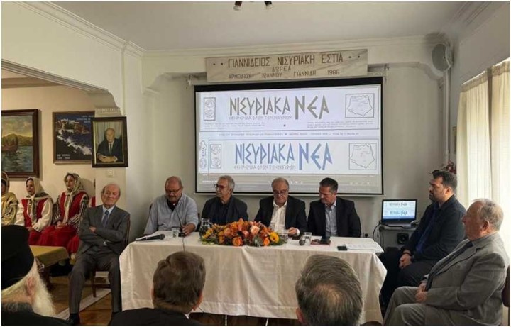                                                          Η ομάδα παρουσιάσεως και ο τιμώμενος δεξιά