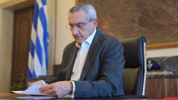 Νέος χλοοτάπητας και διαμόρφωση περιβάλλοντος χώρου στο γήπεδο Λάρδου, από την περιφέρεια Νοτίου Αιγαίου