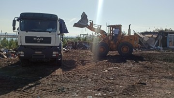 Πάνω από 100 τόνους σκουπίδια απομάκρυναν από τον καταυλισμό των Ρομά στο Καρακόνερο