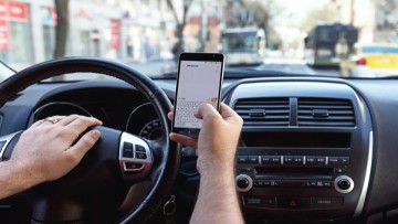 Οι Έλληνες δεν… αφήνουμε τα κινητά μας από το χέρι ούτε όταν οδηγούμε…