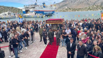 Χιλιάδες πιστοί τιμούν κι εφέτος τον Αρχάγγελο Μιχαήλ στη Σύμη