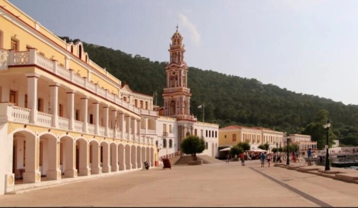 Το μοναστήρι του Πανορμίτη στην Σύμη. The monastery of Panormitis in Symi.