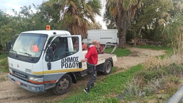 Παρέμβαση του Δήμου Ρόδου για την απομάκρυνση εγκαταλελειμμένων οχημάτων στην Κλαυδίου Πέπερ