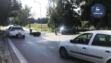 Σφοδρή σύγκρουση δικύκλου με Ι.Χ. στη Ρόδου - Καλλιθέας
