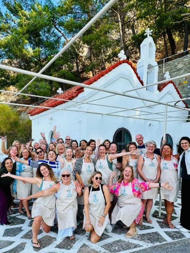 Oι συμμετέχοντες Personal Travel Agents της Co-op Travel σε cooking class, στο Καβούσι, μία από τις πιο αυθεντικές εμπειρίες που προσφέρει η περιοχή για να γνωρίσουν τη γαστρονομική παράδοση της Κρήτης