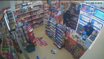 Ρόδος: (βίντεο) Κουκουλοφόρος όρμησε σε κατάστημα με μαχαίρι, απείλησε τον ιδιοκτήτη και άρπαξε χρήματα