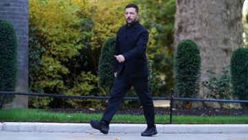 Ο Ζελένσκι ανάμεσα σε Συμπληγάδες: Η ασφυκτική πίεση από τον Τραμπ, το ρωσικό σφυροκόπημα στο μέτωπο και το τελεσίγραφο των έξι ημερών