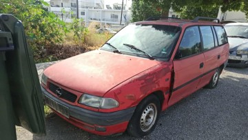 Η μάστιγα των εγκαταλελειμμένων αυτοκινήτων και στα χωριά