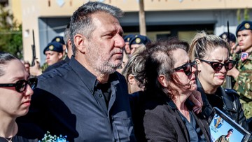 Συντετριμμένοι οι γονείς του 19χρονου Ραφαήλ στην κηδεία του - Με λευκά τριαντάφυλλα και την ελληνική σημαία το τελευταίο αντίο