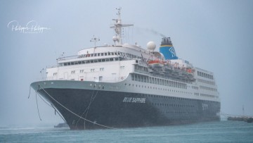 Εντυπωσιακά στιγμιότυπα από τον απόπλου του κρουαζιερόπλοιου Blue Sapphire