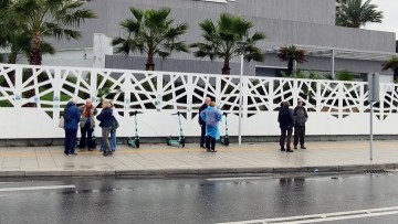 Οι τουρίστες περιμένουν το λεωφορείο εκτεθειμένοι στη βροχή!