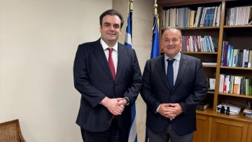 Η Ελλάδα στο επίκεντρο: Το μήνυμα Παππά για την ιστορική ανάδειξη Πιερρακάκη στο Eurogroup