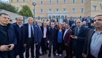 Το «παρών» έδωσαν οι αυτοδιοικητικοί του Νοτίου Αιγαίου έξω από τη Βουλή