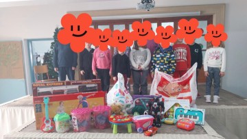 Μαθητές του Δημοτικού Σχολείου Σορωνής προσφέρουν χαρά και δώρα στα παιδιά του Θεραπευτηρίου «Άγιος Ανδρέας»