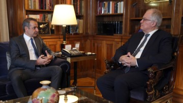 Μητσοτάκης σε Τασούλα:«Πιστεύω ότι οι αγρότες θα απομακρυνθούν σύντομα από τα μπλόκα»