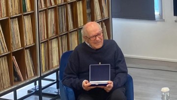 Γιώργος Παπαστεφάνου: Το τρανζίστορ, οι δίσκοι, τα βιβλία και η μεγάλη δωρεά στην ΕΡΤ