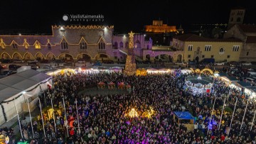 Βίντεο: Χριστουγεννιάτικο φως στην καρδιά της Ρόδου: Στιγμιότυπα από τη φωταγώγηση του δέντρου στην Πλατεία Ελευθερίας