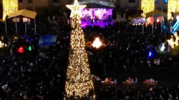 Κοσμοσυρροή και γιορτινός παλμός στη φωταγώγηση του Χριστουγεννιάτικου Δέντρου