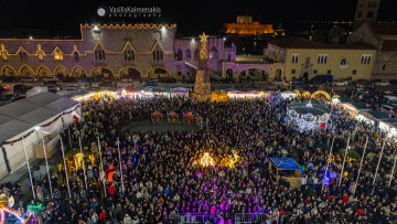 Χριστουγεννιάτικη μαγεία στην Πλατεία Δημαρχείου: Φωταγωγήθηκε το δέντρο με πλήθος κόσμου, μουσική και… πρόταση γάμου!