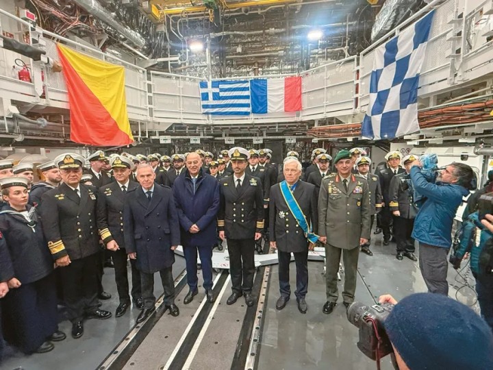 Από αριστερά: ο Αρχηγός Στόλου, Αντιναύαρχος Χρήστος Σασιάκος, ο Αρχηγός του Γενικού Επιτελείου Ναυτικού, Αντιναύαρχος Δημήτριος Ελευθέριος Κατάρας, ο υφυπουργός Εθνικής Αμυνας Θανάσης Δαβάκης, ο υπουργός Εθνικής Αμυνας Νίκος Δένδιας, ο κυβερνήτης, Αντιπλοίαρχος Ιωάννης Κιζάνης, ο Υποναύαρχος επί τιμή του Πολεμικού Ναυτικού και ανάδοχος της φρεγάτας, Πάνος Λασκαρίδης, και ο Αρχηγός ΓΕΕΘΑ Δημήτριος Χούπης στην τελετή παραλαβής