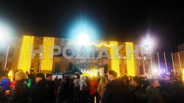 Χριστουγεννιάτικη ατμόσφαιρα στην πλατεία Δημαρχείου με τη συναυλία της Κατερίνας Λιόλιου