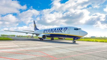 Η Ryanair λανσάρει τη μεγαλύτερη προσφορά θέσεων στην ιστορία της | Αθήνα, Ρόδος, Σαντορίνη και Κέρκυρα στην Ελλάδα