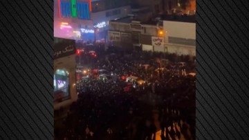 Εκρηκτική η κατάσταση στο Ιράν με μαζικές διαδηλώσεις και επεισόδια, για «πράκτορες των ΗΠΑ και του Ισραήλ» μιλούν τα κρατικά ΜΜΕ