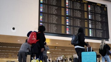 Παραλύουν τα αεροδρόμια της Ευρώπης λόγω παγετού: Εκτεταμένες ακυρώσεις και καθυστερήσεις