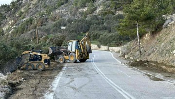 Εργασίες καθαρισμού στο επαρχιακό οδικό δίκτυο Καρπάθου για ασφαλέστερες μετακινήσεις