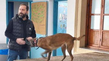 Η «Αθηνά», ο αστυνομικός σκύλος με τον εκπαιδευτή της  επισκέφθηκαν το Δημοτικό  Σχολείο Σορωνής
