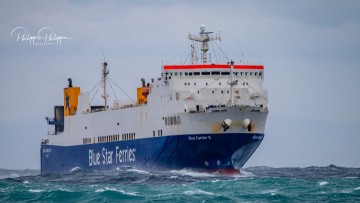 Μάχη με τα μποφόρ: Εντυπωσιακός κατάπλους του Blue Carrier 2 στο λιμάνι της Ρόδου