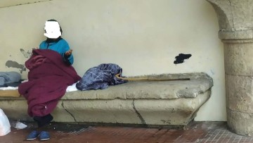 Άστεγη ηλικιωμένη ζει τους τελευταίους μήνες στις καμάρες της περιφέρειας