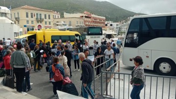 Τούρκοι γεμίζουν τα ελληνικά σούπερ μάρκετ – Έρχονται με λεωφορεία από Έβρο και με πλοία στα νησιά του Αιγαίου