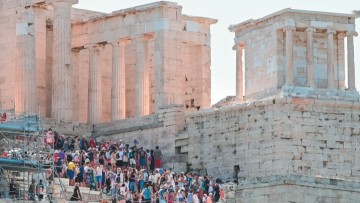 ΙΝΣΕΤΕ: Μένουν λιγότερο, αλλά ξοδεύουν περισσότερο οι τουρίστες στην Ελλάδα