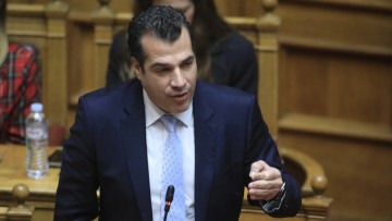 Κόντρα στη Βουλή για την τραγωδία στη Χίο: «Εγώ πιστεύω το Λιμενικό, η αντιπολίτευση μπορεί να πιστεύει τους διακινητές» είπε ο Πλεύρης