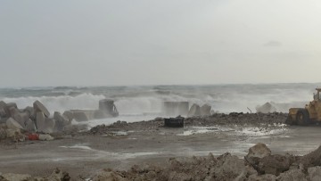 Άνω-κάτω δρομολόγια πλοίων και πτήσεις αεροπλάνων λόγω των ισχυρών ανέμων