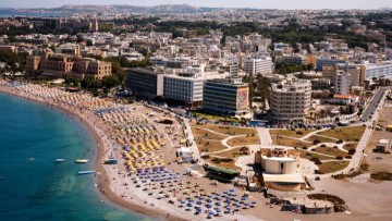 Στα «κάγκελα» ο δήμος Ρόδου για τις παραλίες-Καλείται να… προπληρώσει για ναυαγοσώστες