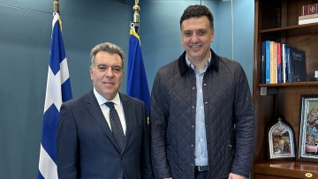 Η πορεία ολοκλήρωσης των διαγωνισμών για τις άγονες γραμμές και η συγκράτηση των τιμών στα εισιτήρια της ακτοπλοΐας, στο επίκεντρο της συνάντησης του Μάνου Κόνσολα με τον υπουργό Ναυτιλίας, κ. Κικίλια και τον Γ.Γ. κ. Κυριαζόπουλο