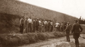 Στη δημοσιότητα για πρώτη φορά φωτογραφίες με τα πρόσωπα των 200 εκτελεσθέντων στην Καισαριανή, βρέθηκαν σε δημοπρασία στο eBay