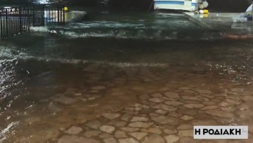 Βίντεο: Η θάλασσα βγήκε στη στεριά στη Σύμη – Σφοδροί άνεμοι σαρώνουν το νησί