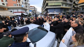 Το πιο ανατριχιαστικό χειροκρότημα που… άκουσε η χώρα μας. Σκότωσε για δεύτερη φορά τις 5 γυναίκες της «ΒΙΟΛΑΝΤΑ»