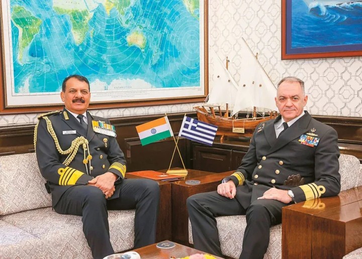 Ο αρχηγός ΓΕΝ αντιναύαρχος Δημήτριος-Ελευθέριος Κατάρας (δεξιά) συναντήθηκε με τον αρχηγό του Ναυτικού της Ινδίας, ναύαρχο Ντίνες Κ Τριπάτι. συζήτησαν το ενδεχόμενο και νέων εκτεταμένων κοινών ασκήσεων και μεγαλύτερης επιχειρησιακής συνεργασίας