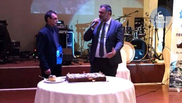 Σωτήρης Βαγιανός, πρόεδρος ΔΕΥΑΡ: Τραγούδησε αγκαλιά με την κόρη του και έκλεψε την παράσταση!