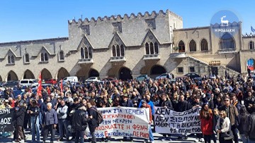 «Να αποδοθεί δικαιοσύνη για την τραγωδία των Τεμπών» το κυρίαρχο σύνθημα της μαζικής συγκέντρωσης από τη Ρόδο