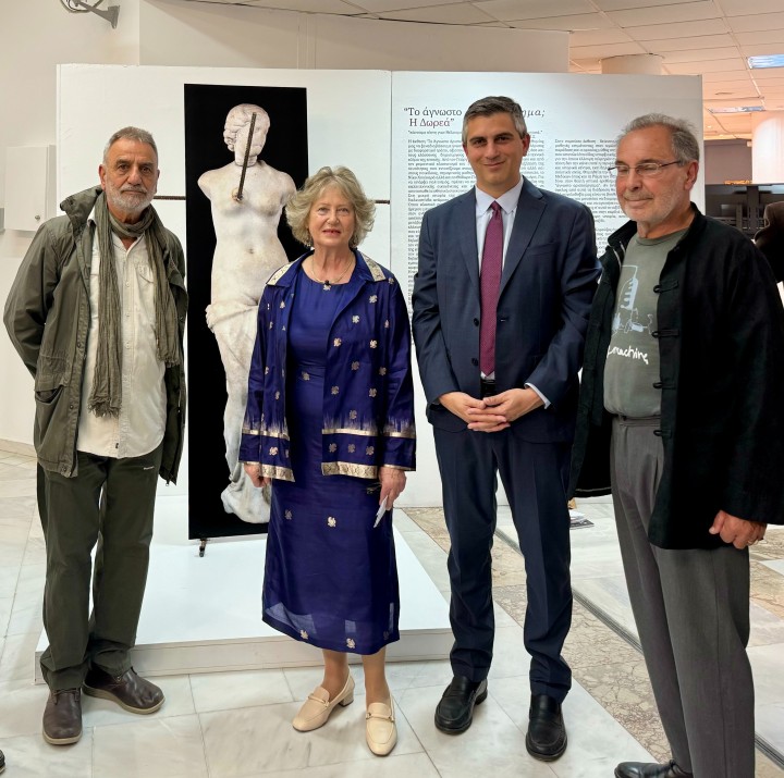 Στη φωτογραφία των εγκαινίων διακρίνονταιο Μάνος Στεφανίδης, που είχε την καλλιτεχνική ευθύνη της έκθεσης,και ο κ. Δήμας, τότε εκτός κυβέρνησης, σήμερα υπουργός Μεταφορών